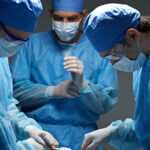 Imagem ilustra médicos na sala de cirurgia