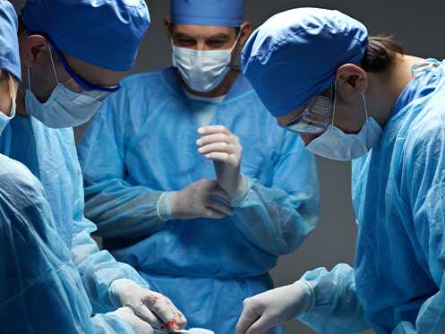 Imagem ilustra médicos na sala de cirurgia